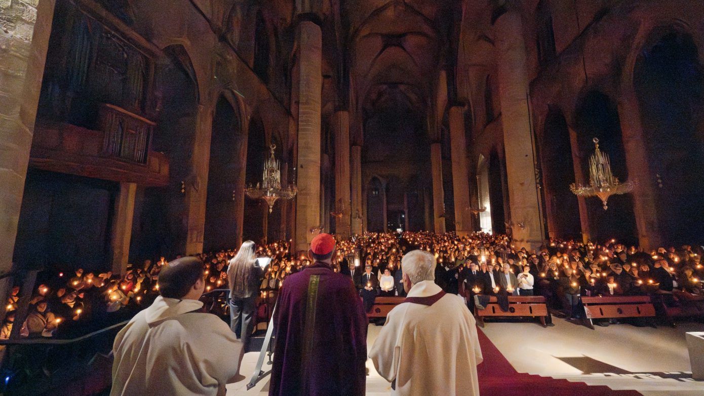 Article a "Catalunya Religió" sobre la Missa dels Difunts | © Agustí Codinach